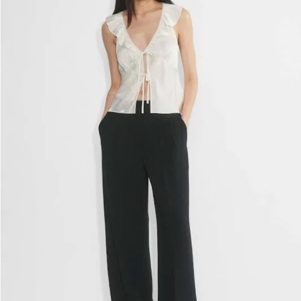 NWT Aritzia Cream Sleeveless V-Neck Top
